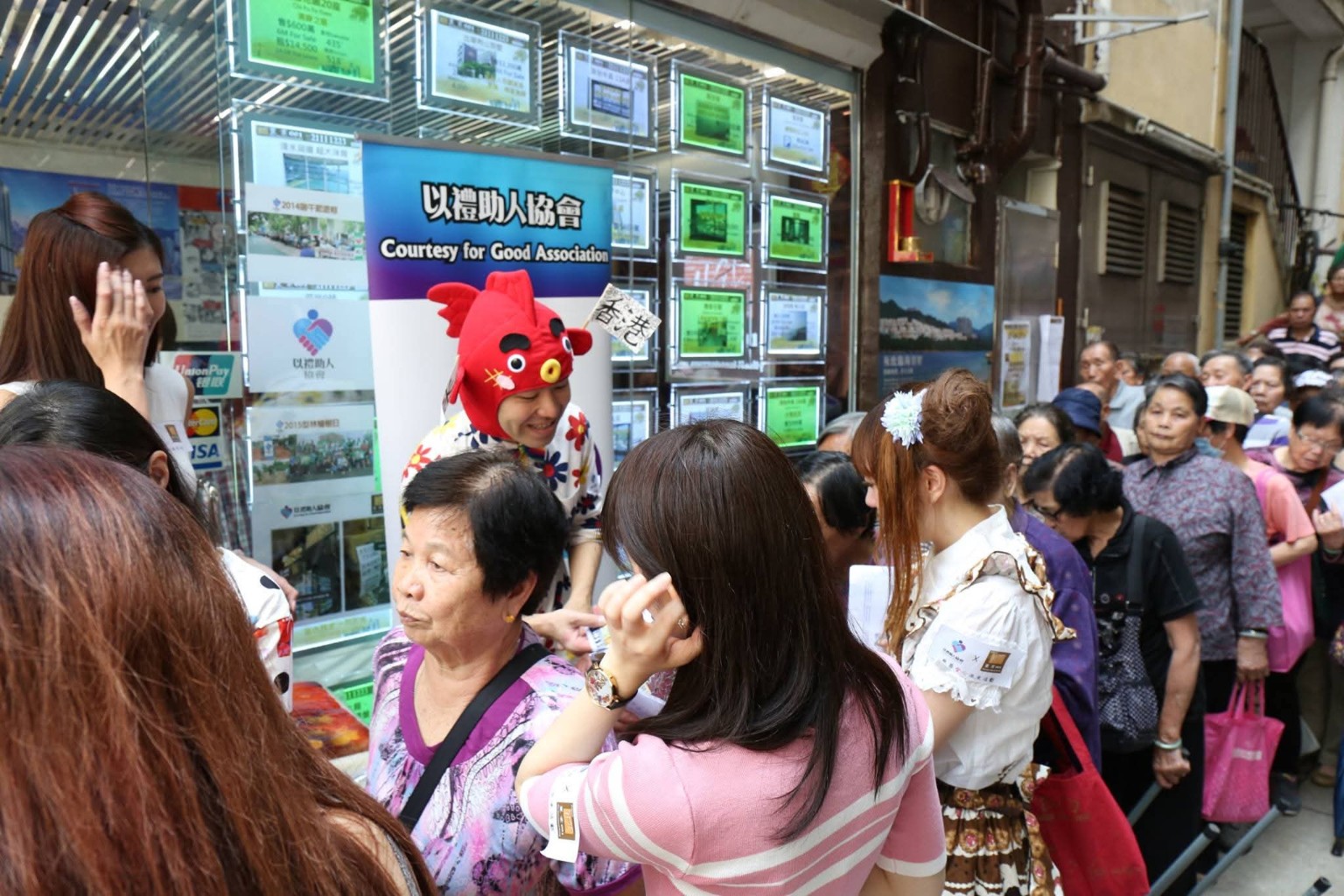 Association volunteers and residents take part in a community care activity on a street.