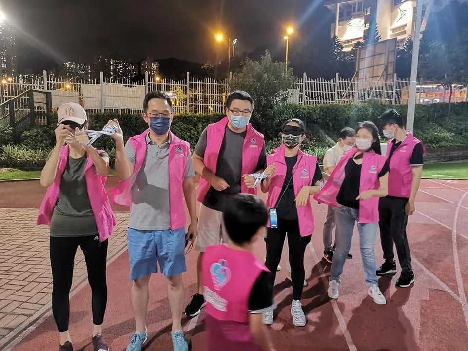 義工在運動場進行陪跑體驗。