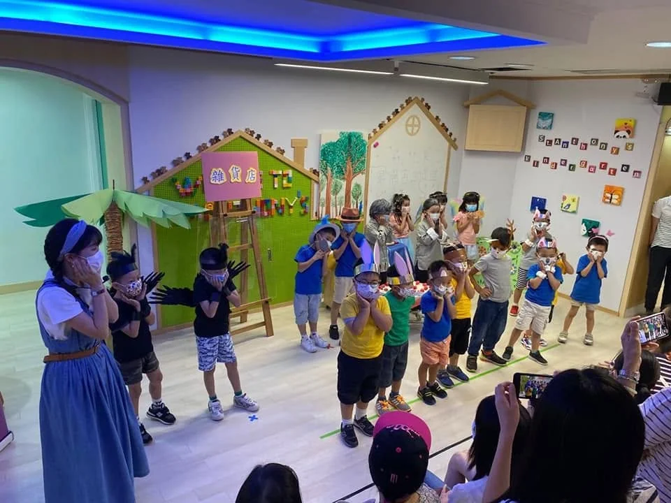 Highlights from the final performances of free summer classes, including group photographs, children's magic and drama performances, and certificate presentations.